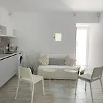 Dominique & Carlos Place 아파트