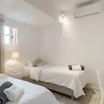 Dominique & Carlos Place 아파트