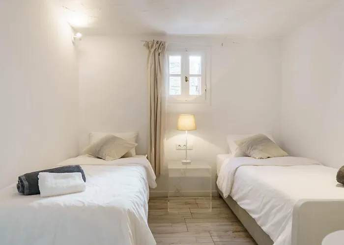 Апартаменты Dominique & Carlos Place